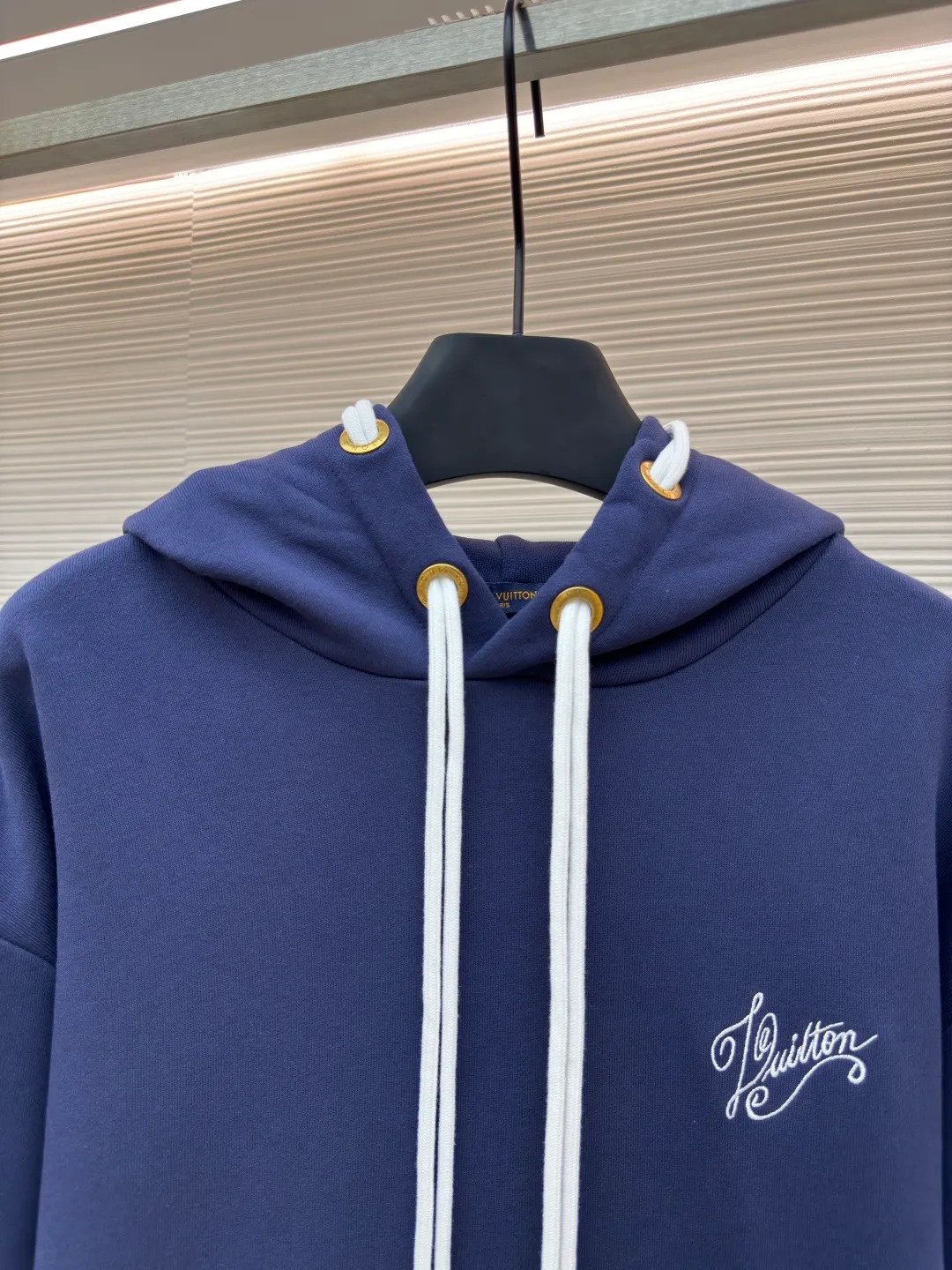 LOUIS VUITTON Rope embroidery contrast color hooded rope sweatshirt ●Authentic product: purchased and developed by 14100 ●Item number: 1680235-B50 ●Fabric: polyester mercerized fabric ●Technology: embroidery production ●Version: fitted version ●Weight: about 885 grams ●Size: XS-S-M-L ●Description: Made of 32s double-ply cotton David's cloth, matched with 26s double-kill horizontal machine to weave threads, the front panel is embroidered with Tajima embroidery machine imported from Japan, polyester silk light short stitch flat embroidery, the back panel is embroidered with a special rope 0.6cm The thickness of the double-strand core-spun cotton rope is encrypted, and it is bundled with fish silk thread for embroidery. The ends and ends of the rope are all hidden under the pattern by hand. Large-size round eyelets are molded and punched by hand. The eyelet pendant clock is all made of bronze and barrel-plated with antique gold. The overall wiring is straight and delicate, the fabric is comfortable and soft, and the color is consistent without color difference. It can be matched with the same style to create a fashionable look and control various occasions. Customized accessories, complete with three standards, same style for men and women!